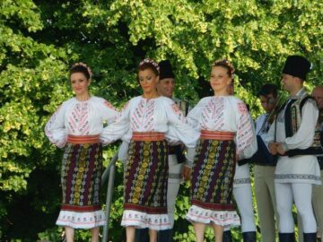Comuna Cacica a îmbrăcat duminică straie de sărbătoare