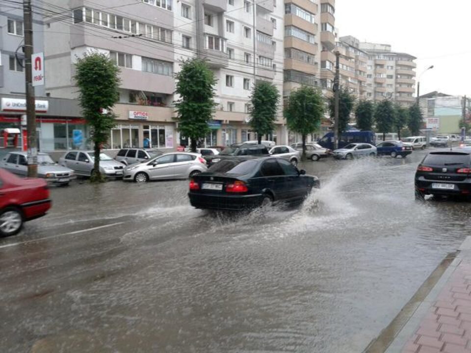Străzile Sucevei au fost inundate ieri după câteva reprize de ploaie torențială. Foto: Dan HRECENIUC