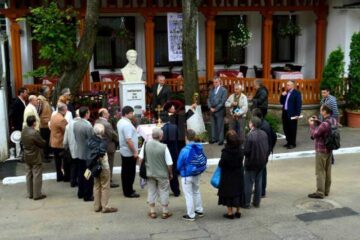 Bustul lui Păstorel, amplasat în fața renumitului han ieșean Bolta Rece
