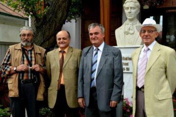 Bustul lui Păstorel, amplasat în fața renumitului han ieșean Bolta Rece