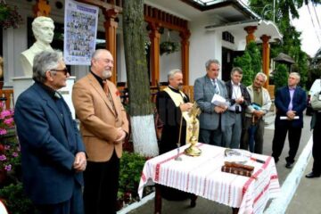 Bustul lui Păstorel, amplasat în fața renumitului han ieșean Bolta Rece