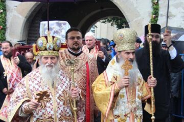 ÎPS Pimen, alături de Arhiepiscopul Tomisului, ÎPS Teodosie