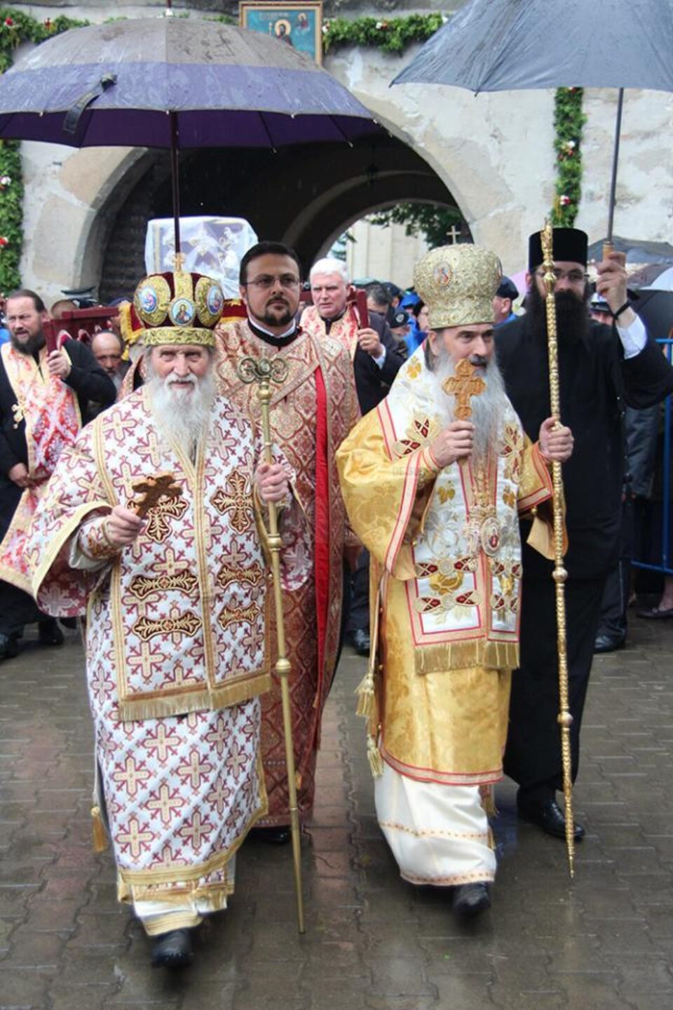 ÎPS Pimen, alături de Arhiepiscopul Tomisului, ÎPS Teodosie