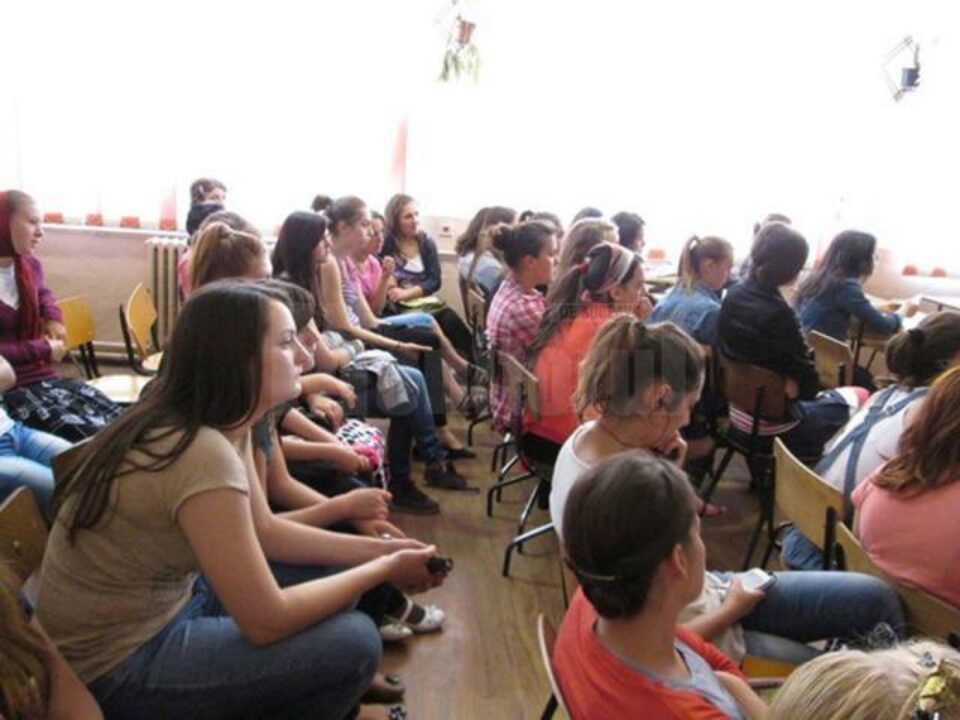 Tineri din Solca, informați cum să prevină traficul de persoane și bolile cu transmitere sexuală