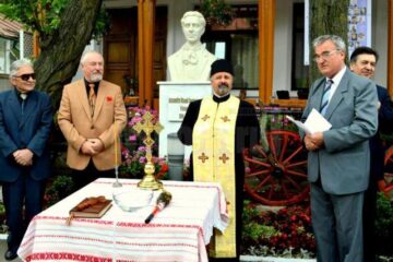 Bustul lui Păstorel, amplasat în fața renumitului han ieșean Bolta Rece