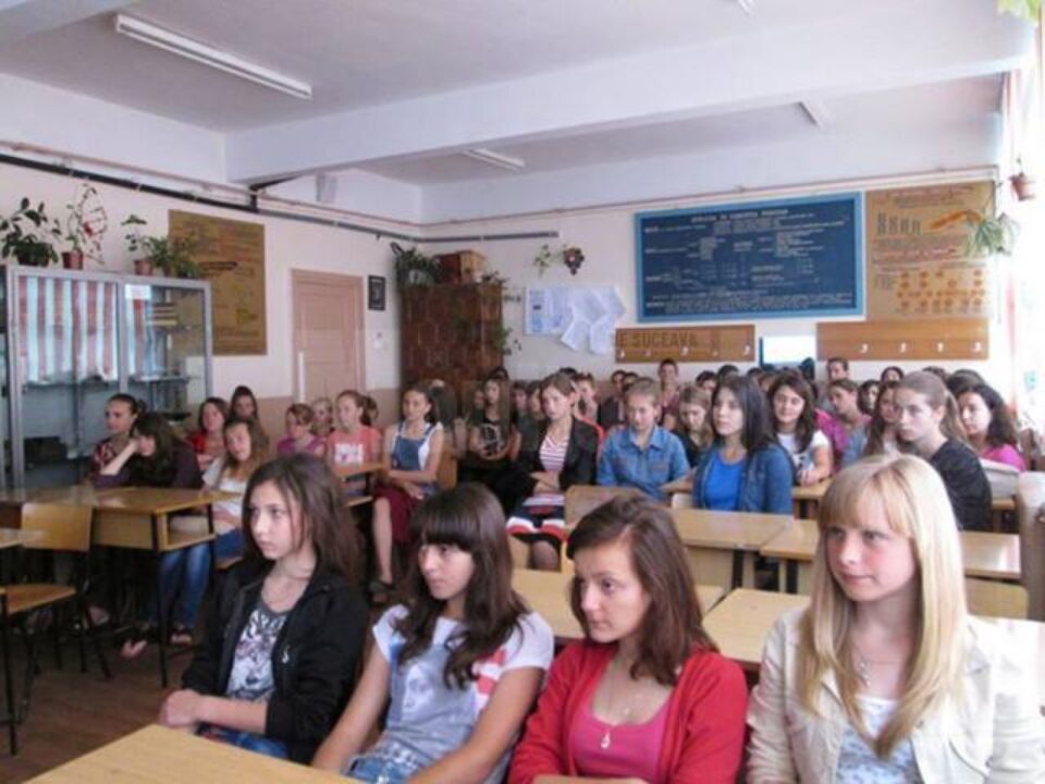 Tineri din Solca, informați cum să prevină traficul de persoane și bolile cu transmitere sexuală