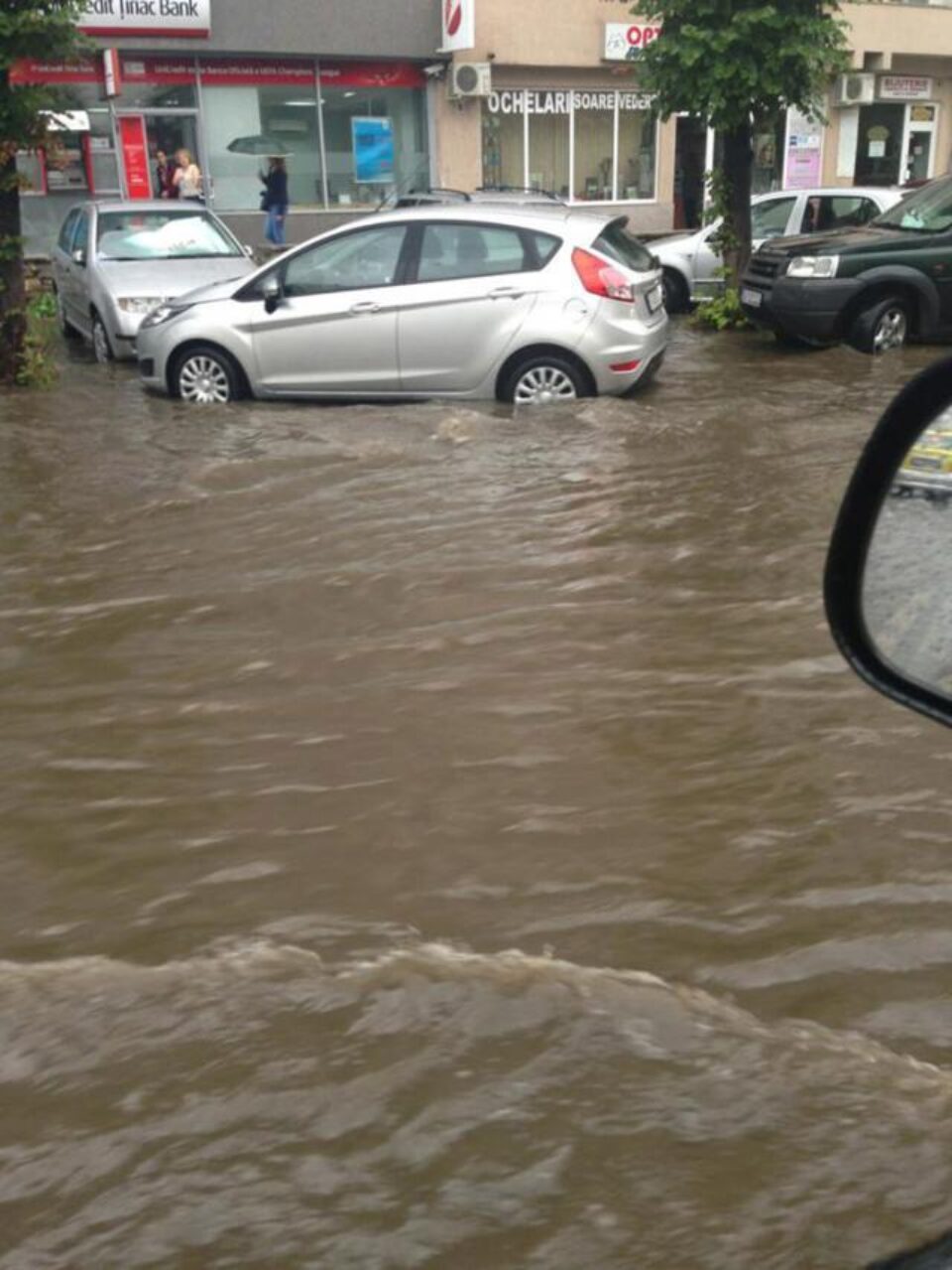 Străzile Sucevei au fost inundate ieri după câteva reprize de ploaie torențială. Foto: Dan HRECENIUC