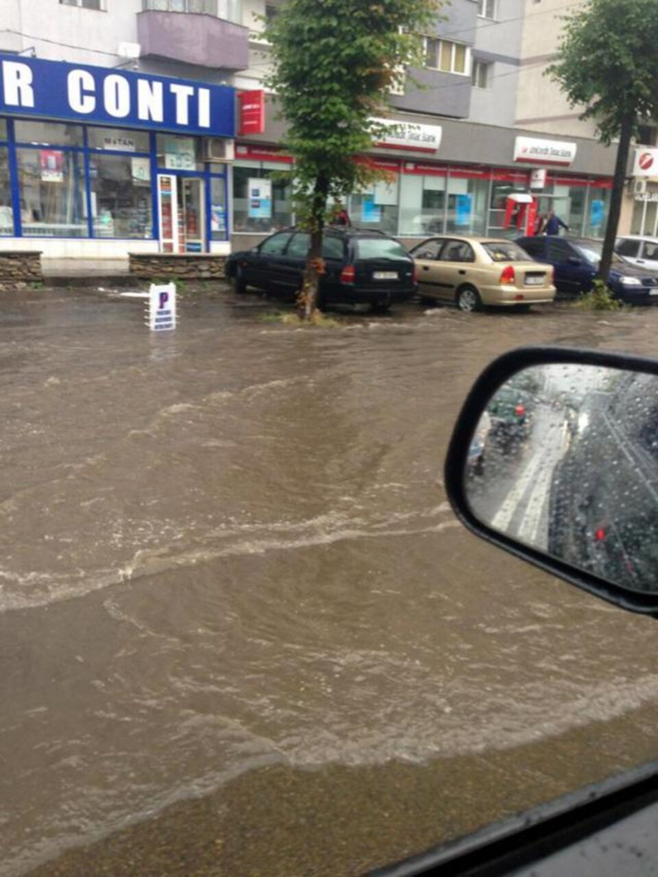 Străzile Sucevei au fost inundate ieri după câteva reprize de ploaie torențială. Foto: Dan HRECENIUC