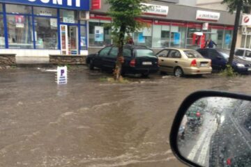 Străzile Sucevei au fost inundate ieri după câteva reprize de ploaie torențială. Foto: Dan HRECENIUC