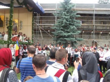 Sfântul Voievod Ștefan cel Mare, sărbătorit ieri, la Putna, de mii de credincioși