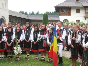 Sfântul Voievod Ștefan cel Mare, sărbătorit ieri, la Putna, de mii de credincioși