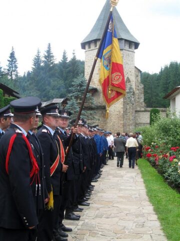Sfântul Voievod Ștefan cel Mare, sărbătorit ieri, la Putna, de mii de credincioși