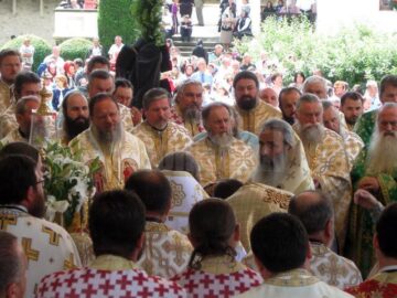 Sfântul Voievod Ștefan cel Mare, sărbătorit ieri, la Putna, de mii de credincioși