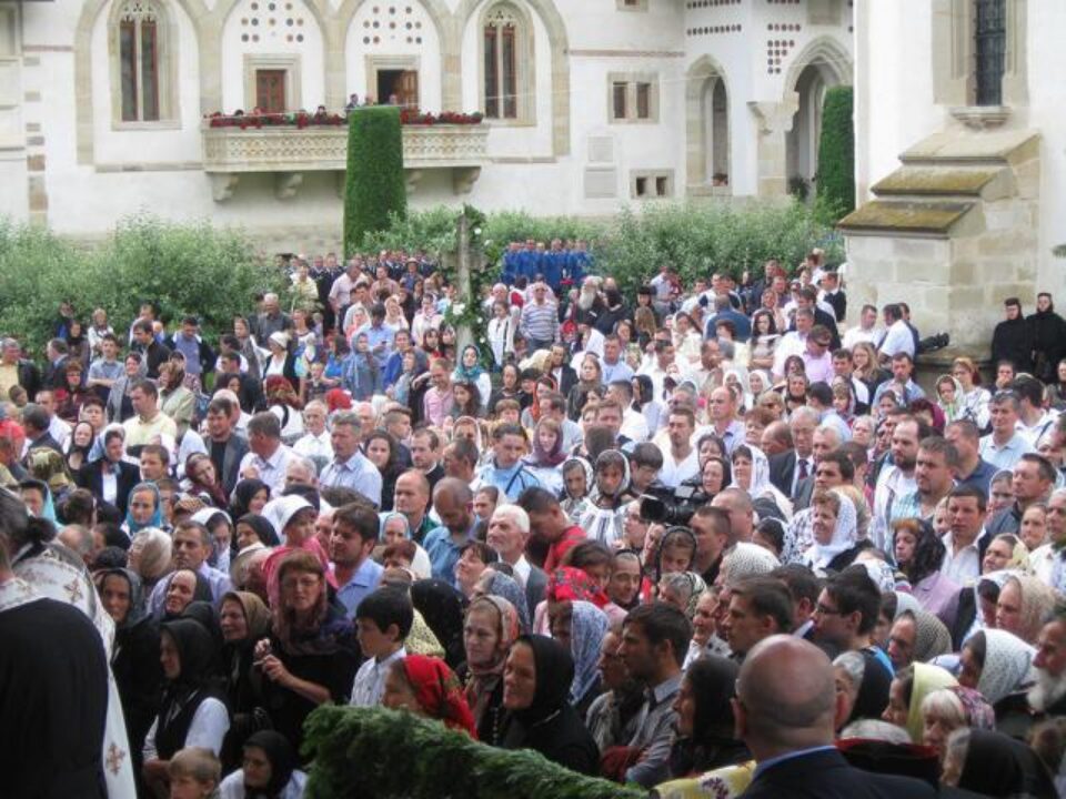 La Mănăstirea Putna s-au adunat și în acest an mii de credincioși, ca și cum toate drumurile ar fi dus la Putna La Mănăstirea Putna s-au adunat și în acest an mii de credincioși, ca și cum toate drumurile ar fi dus la Putna