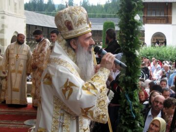 Sfântul Voievod Ștefan cel Mare, sărbătorit ieri, la Putna, de mii de credincioși