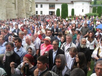 Sfântul Voievod Ștefan cel Mare, sărbătorit ieri, la Putna, de mii de credincioși