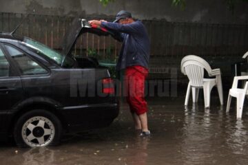 Un potop cum nu s-a mai văzut de ani de zile a inundat masiv ieri străzile Sucevei