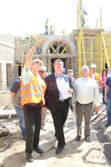 Ion Lungu și Cătălin Nechifor în inspecție pe șantierul lucrărilor de restaurare a Cetății de Scaun