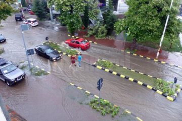 Un potop cum nu s-a mai văzut de ani de zile a inundat masiv ieri străzile Sucevei