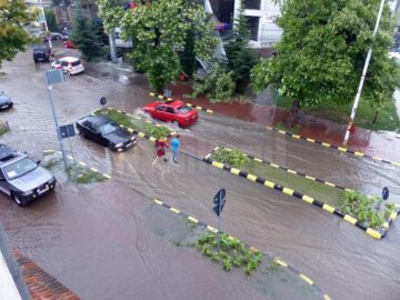 Un potop cum nu s-a mai văzut de ani de zile a inundat masiv ieri străzile Sucevei