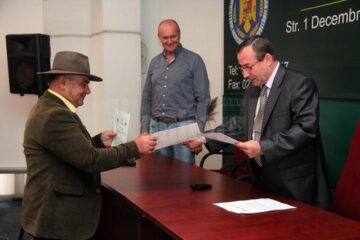 Ioan Țăran Baciu, primind atestatul de la Vasile Schipor, directorul Direcției Agricole Suceava