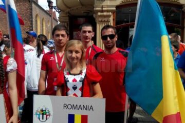 Rădăuțenii Andrei Dănilă (stânga) și Alexandru Popescu (centru), la deschiderea Campionatului Mondial Universitar din Polonia