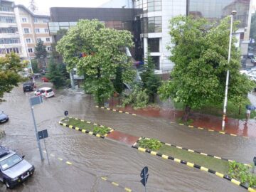Un potop cum nu s-a mai văzut de ani de zile a inundat masiv ieri străzile Sucevei