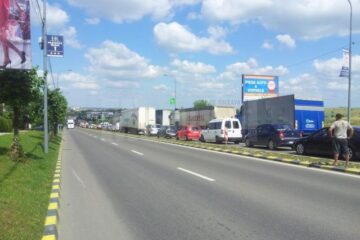 Traficul de pe artera principală a Sucevei, blocat de un tir rămas în pană
