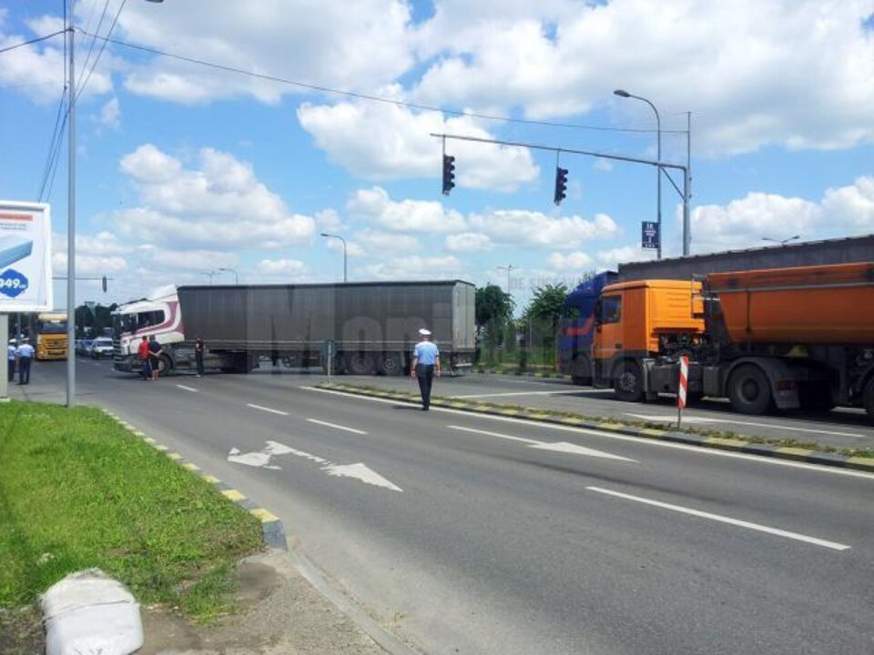 Tirul rămas fără motorină a blocat traficul de pe artera principală a Sucevei, în zona Metro