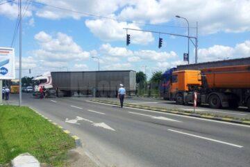 Tirul rămas fără motorină a blocat traficul de pe artera principală a Sucevei, în zona Metro