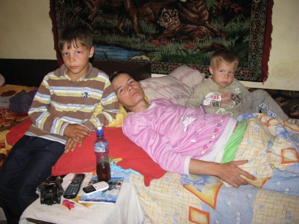 Floarea Bodnar: „Aș vrea din tot sufletul măcar să mă pot ridica, să mai pot munci pentru copiii mei. Nu mă mai gândesc decât la ei, că sunt încă mititei” Floarea Bodnar: „Aș vrea din tot sufletul măcar să mă pot ridica, să mai pot munci pentru copiii mei. Nu mă mai gândesc decât la ei, că sunt încă mititei”