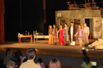 Aplauze binemeritate la primul spectacol al Festivalului Internațional al Școlilor de Teatru Suceava. Foto: Muzeul Bucovinei