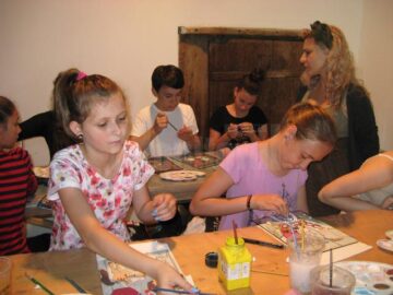 Atelierele se desfășoară în incinta Muzeului Satului Bucovinean de pe platoul Cetății de Scaun a Sucevei
