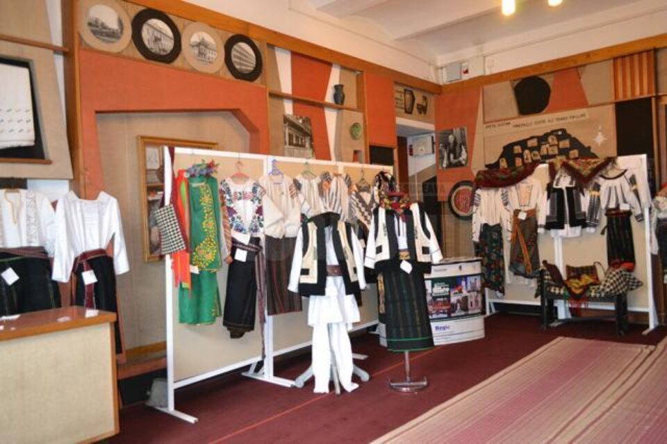 Expoziție de costume populare la Muzeul Tehnicii Populare Bucovinene din Rădăuți
