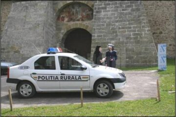 Turiștii au primit din partea polițiștilor afișe și pliante cu recomandări preventive