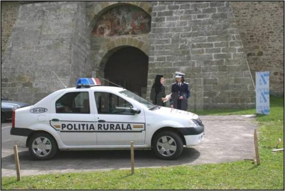 Turiștii au primit din partea polițiștilor afișe și pliante cu recomandări preventive