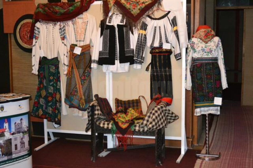 Expoziție de costume populare la Muzeul Tehnicii Populare Bucovinene din Rădăuți