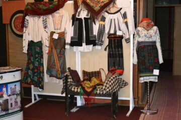 Expoziție de costume populare la Muzeul Tehnicii Populare Bucovinene din Rădăuți