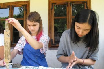 Atelierul de creație „Micii Meșteșugari” este organizat de Muzeul Bucovinei