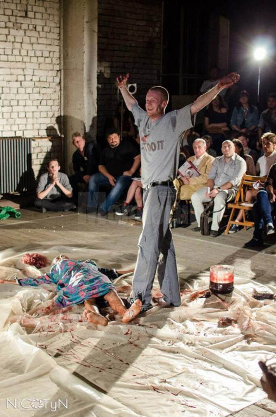 Fără menajamente, tinerii actori londonezi au obligat publicul să fie parte la drama personajelor