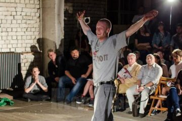 Fără menajamente, tinerii actori londonezi au obligat publicul să fie parte la drama personajelor