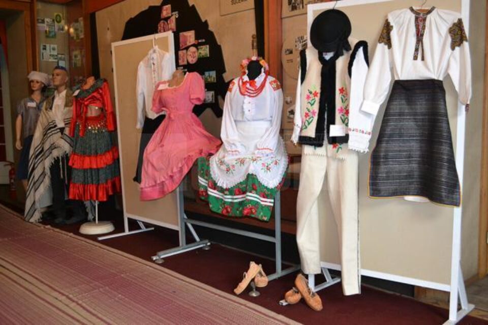 Expoziție de costume populare la Muzeul Tehnicii Populare Bucovinene din Rădăuți