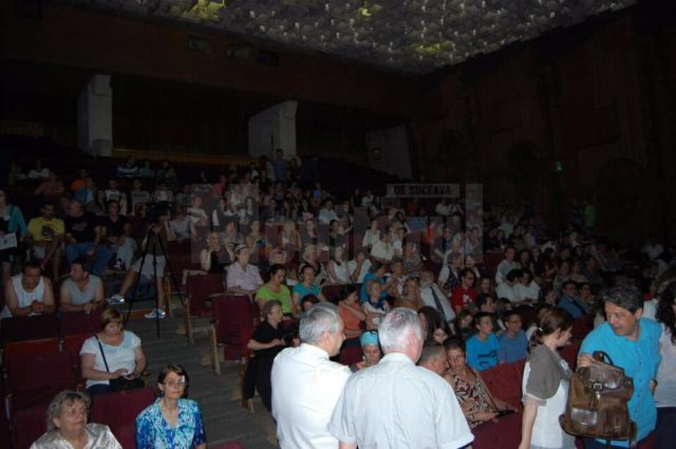 Peste 500 de spectatori au fost în sală la piesa „Cu ușile închise”, pusă în scenă de studenții Academiei de Muzică, Teatru și Arte Plastice din Chișinău Peste 500 de spectatori au fost în sală la piesa „Cu ușile închise”, pusă în scenă de studenții Academiei de Muzică, Teatru și Arte Plastice din Chișinău