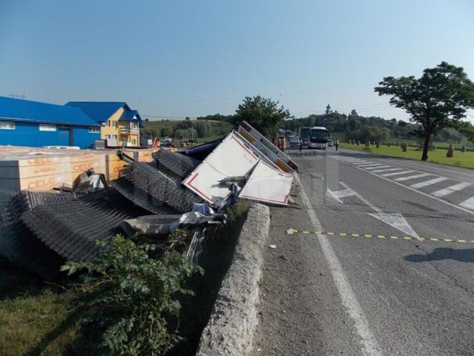 Șoferul a murit strivit în cabina tirului, după ce a pierdut brusc controlul asupra direcției de mers într-o curbă și s-a răsturnat