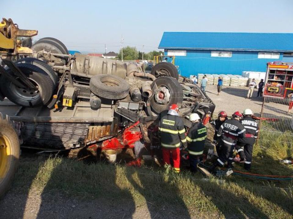 Șoferul a murit strivit în cabina tirului, după ce a pierdut brusc controlul asupra direcției de mers într-o curbă și s-a răsturnat