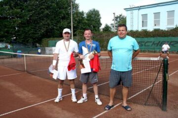 Mihai Pop (dreapta) organizatorul turneului și finaliștii de la nivelul 6