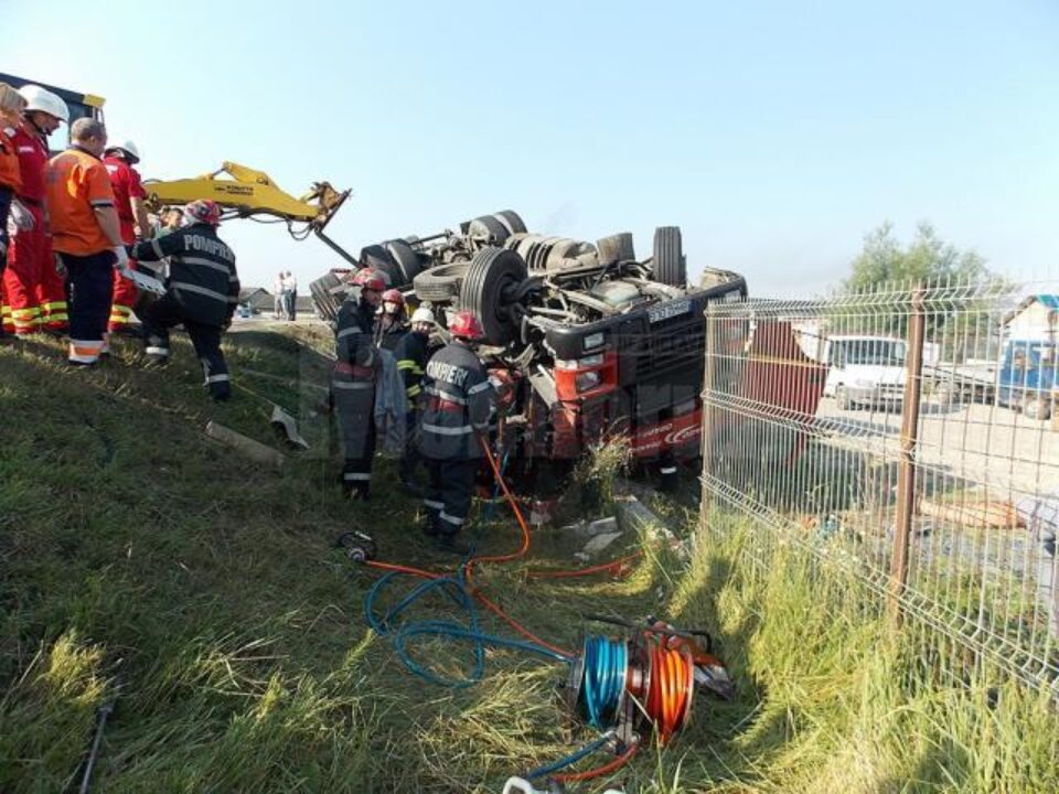 Șoferul a murit strivit în cabina tirului, după ce a pierdut brusc controlul asupra direcției de mers într-o curbă și s-a răsturnat