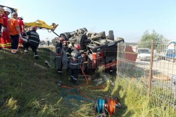 Șoferul a murit strivit în cabina tirului, după ce a pierdut brusc controlul asupra direcției de mers într-o curbă și s-a răsturnat
