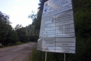 Panourile cu perioada de execuție și finalizare a lucrării la DN 18 par astăzi doar glume proaste