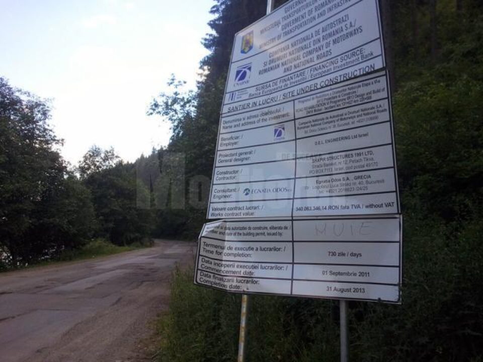 Panourile cu perioada de execuție și finalizare a lucrării la DN 18 par astăzi doar glume proaste Panourile cu perioada de execuție și finalizare a lucrării la DN 18 par astăzi doar glume proaste